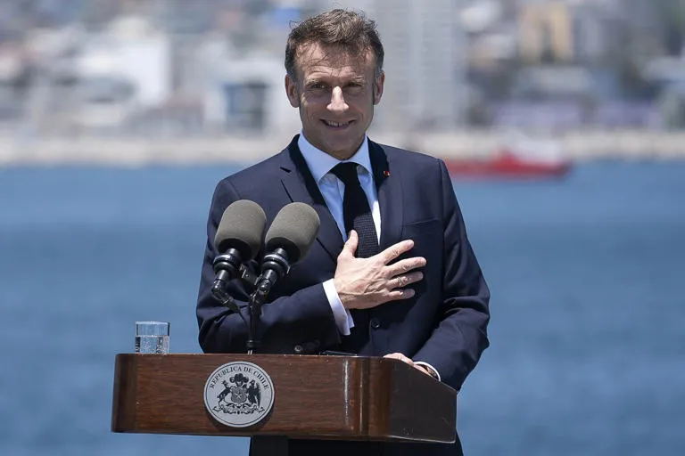 Emmanuel Macron exige que Rusia pague por la destrucción en Ucrania y anuncia un aumento de la presión diplomática