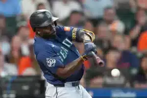 ¡Poder y suspenso en Houston! Marineros silencian a los Astros con batazos de Arozarena y Raleigh