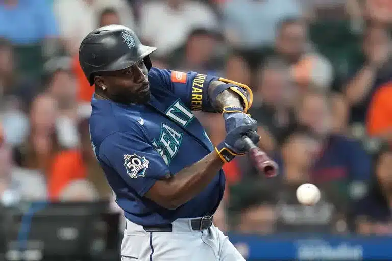 ¡Poder y suspenso en Houston! Marineros silencian a los Astros con batazos de Arozarena y Raleigh