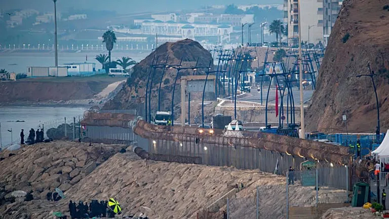 Marruecos frena un nuevo intento masivo de cruce hacia Ceuta desde la frontera de Castillejos