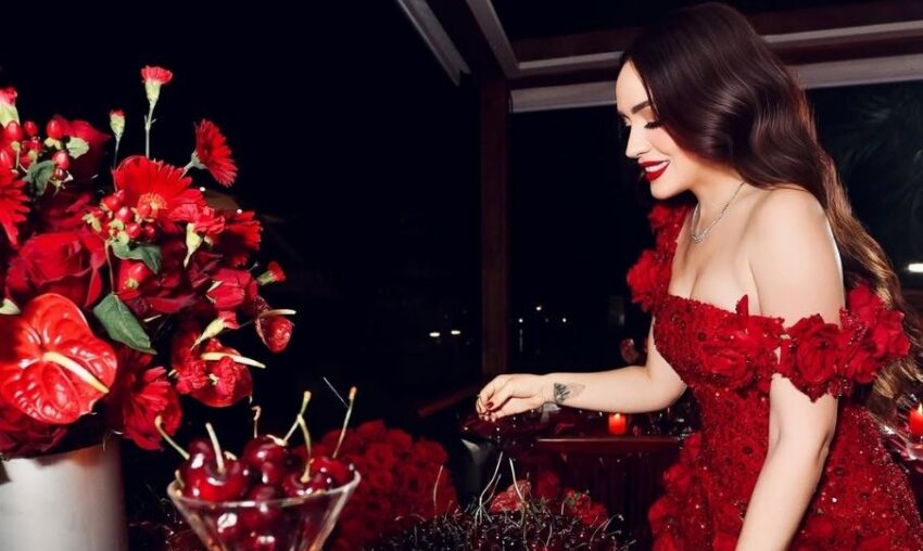 Karen Yapoort muestra el exclusivo festejo de su cumpleaños con temática cherry y rosas