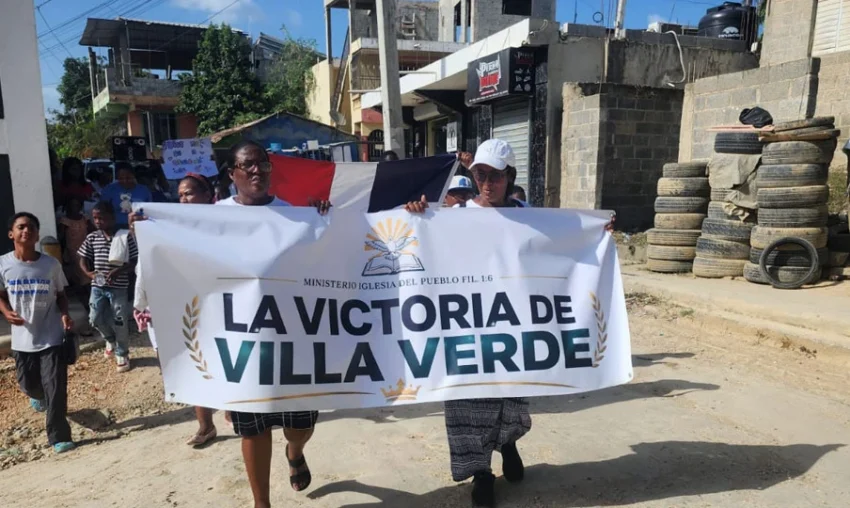 Comunidad de Villa Verde exige la terminación de obras básicas con una marcha de oración