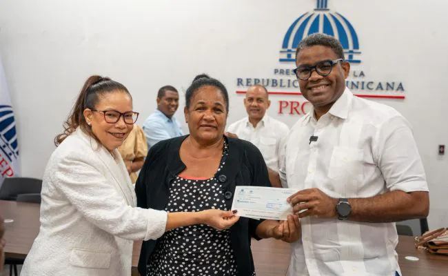 Propeep y Gestión Presidencial encabezan entrega de ayuda económica del gobierno a comerciantes afectados por ampliación avenida Los Beisbolistas en Manoguayabo