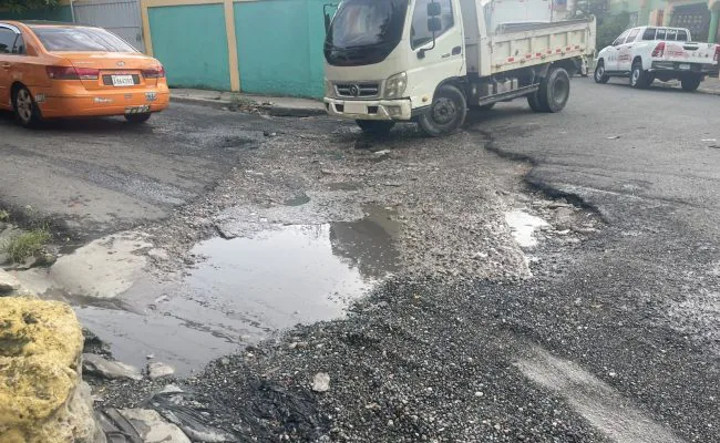 Calles destruidas e inundaciones: comunitarios de El Brisal en SDE exigen intervención urgente
