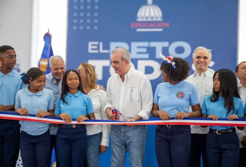 Presidente Abinader inaugura techado de centro educativo en Cambita en beneficio de 700 estudiantes y toda la municipalidad