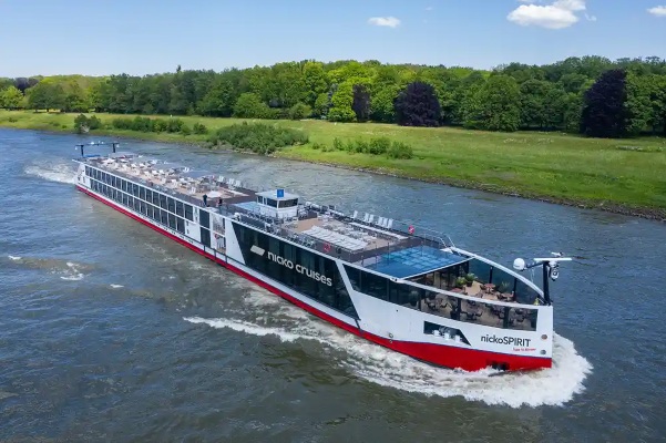 El crucero fluvial Nicko Spirit recibe a visitantes en Frankfurt durante una jornada de puertas abiertas