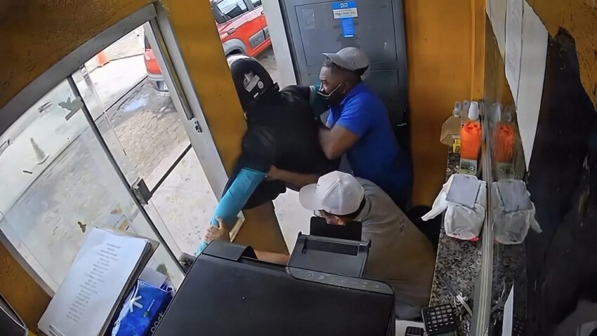 Ladrón se distrae durante un robo armado y los empleados no desaprovechan la oportunidad