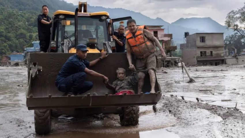 Se acerca a los 1.000 el número de muertos por las inundaciones en Nepal