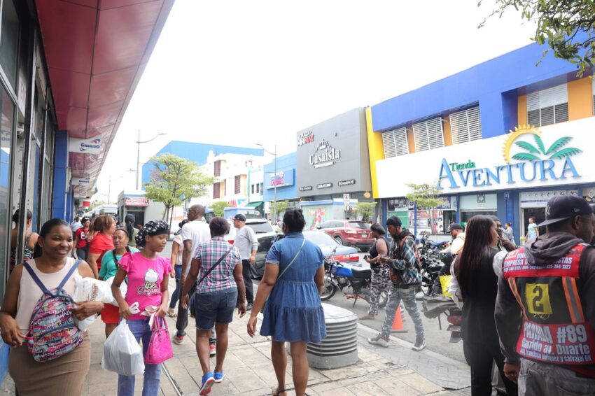 Los pocos comerciantes dominicanos que quedan en la Duarte cuentan cómo han logrado sobrevivir