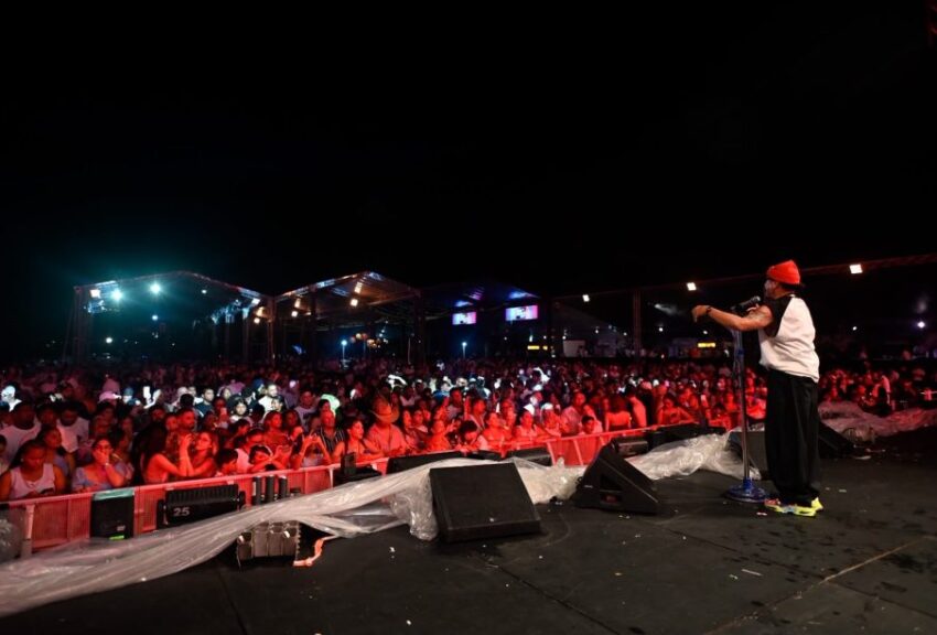 Elvis Crespo impacta a 2000 turistas en Puerto Plata