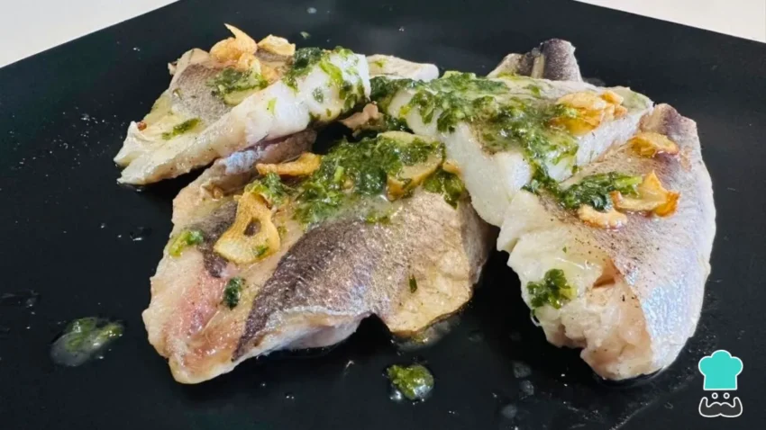 Receta de Merluza a la donostiarra: el paso a paso para que quede tan jugosa