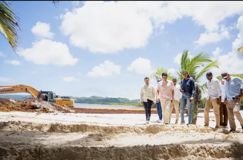 David Collado encabeza 1 gran operativo de limpieza en Playa Rincón