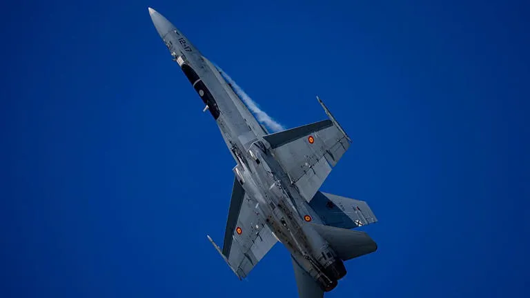 Operativo de defensa aérea donde dos F-18