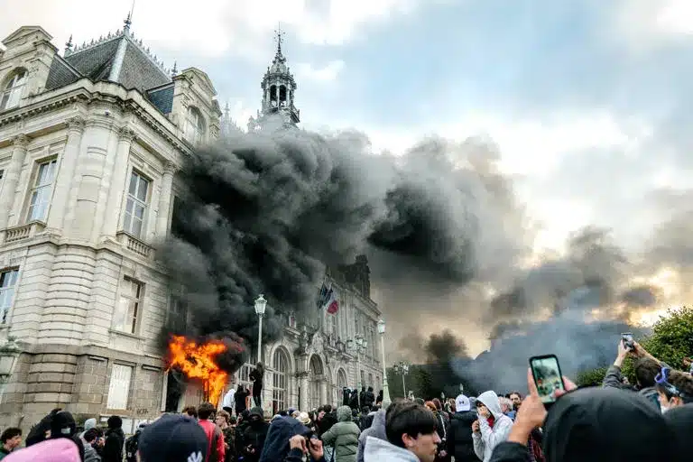 Toque de queda en Francia paraliza ciudades por violencia
