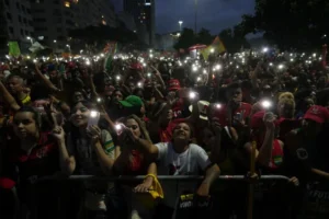 Izquierda de Brasil libra batalla campal en las calles