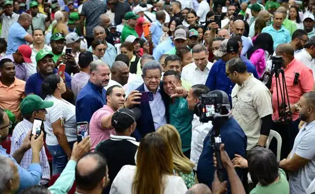 Leonel Fernández lidera masivas juramentaciones y encuentros históricos en La Vega