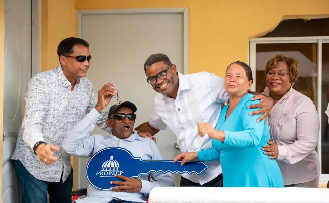 Propeep entrega vivienda digna a envejeciente con discapacidad